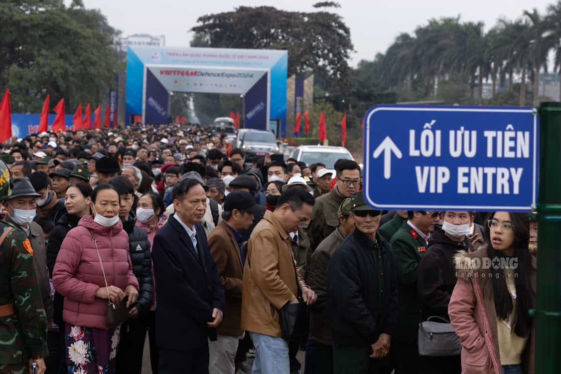 Thousands of people lined up very early at the gate of Gia Lam airport, Nguyen Son street (Hanoi) to wait to see the 2024 International Defense Exhibition. Photo: Hai Nguyen