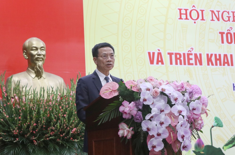Minister Nguyen Manh Hung said that to improve the quality of civil servants, it is necessary to provide each civil servant with a virtual assistant. Photo: T.Vuong