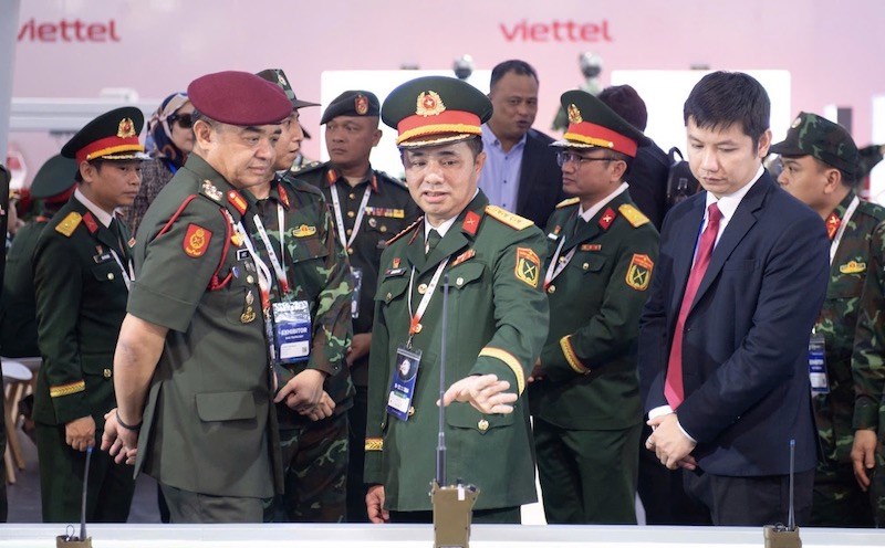 Viettel High Tech receives certification for military information products ready for business in Malaysia. Photo: Provided by Viettel