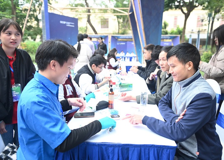 People participate in health check-ups at the Comprehensive Healthcare Access Program - for a healthy Vietnam. Photo: Ly Linh