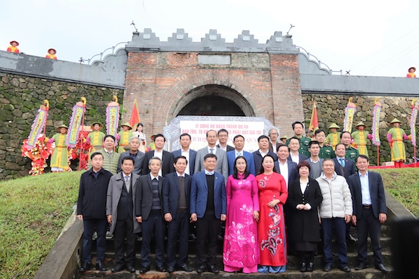 Lanh dao TP Da Nang va tinh Thua Thien Hue chup hinh luu niem tai di tich Hai Van Quan. Anh: Nguyen Linh