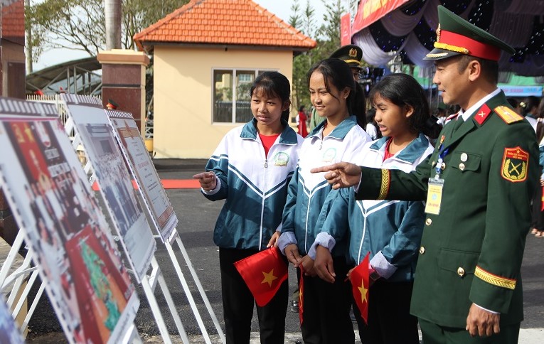 The he tre o  Dam Rong tim hieu ve lich su hinh thanh va phat trien cua huyen nha. Anh: Bao Trung 