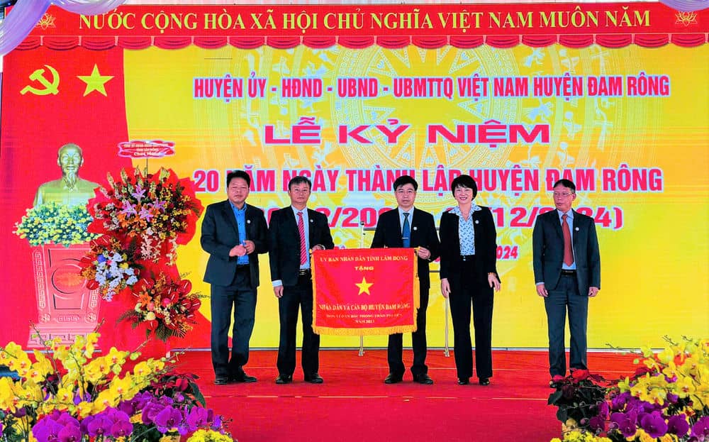 Lam Dong Provincial People's Committee presented emulation flags to people and officials of Dam Rong district. Photo: Bao Trung