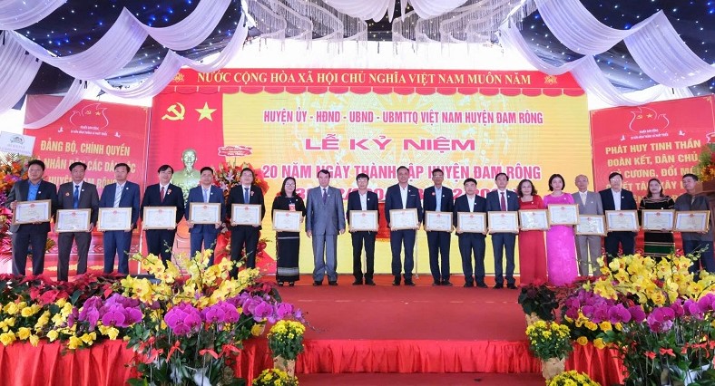 Cac ca nhan co thanh tich xuat sac trong giai doan vua qua o huyen Dam Rong duoc nhan bang khen cua Chu tich UBND tinh. Anh: Bao Trung 