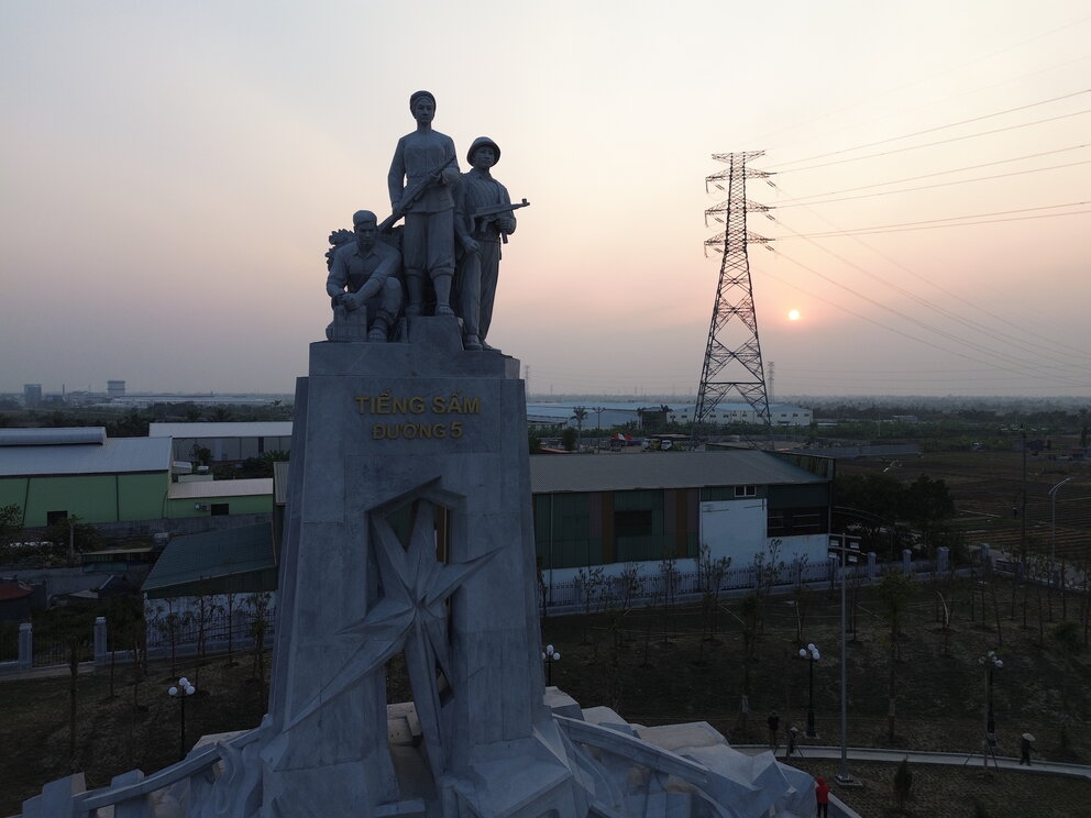 Du an xay dung tuong dai Tieng sam duong 5 duoc trien khai tu nam 2023 tai xa Tuan Viet, huyen Kim Thanh, tinh Hai Duong voi tong von dau tu 55,5 ti dong do Ban quan ly du an dau tu tinh Hai Duong lam chu dau tu. 