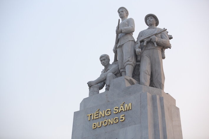 Cong trinh tuong dai Tieng sam duong 5 la noi tri an cac chien si bo doi, du kich nga xuong trong cac chien dich danh min tren tuyen duong 5 va duong sat Ha Noi - Hai Phong. Anh: Mai Huong