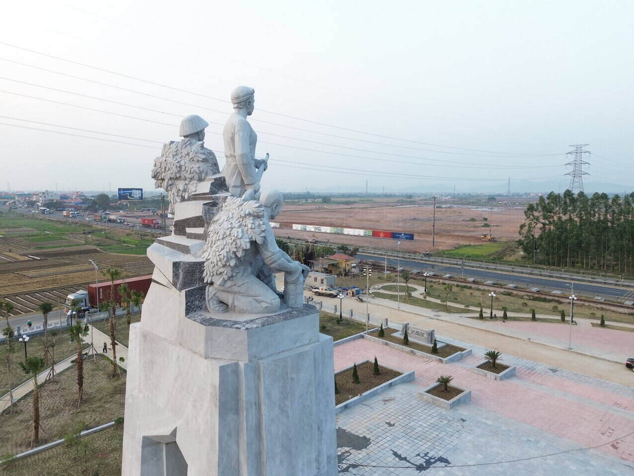 “Toi cam thay rat xuc dong, tu hao khi duoc chiem nguong cong trinh nay. Toi cang tu hao hon khi nho ve nhung chien cong hien hach cua ong noi toi va dong doi da dung cam tham gia chien dich danh min nam do” - anh Huy bay to