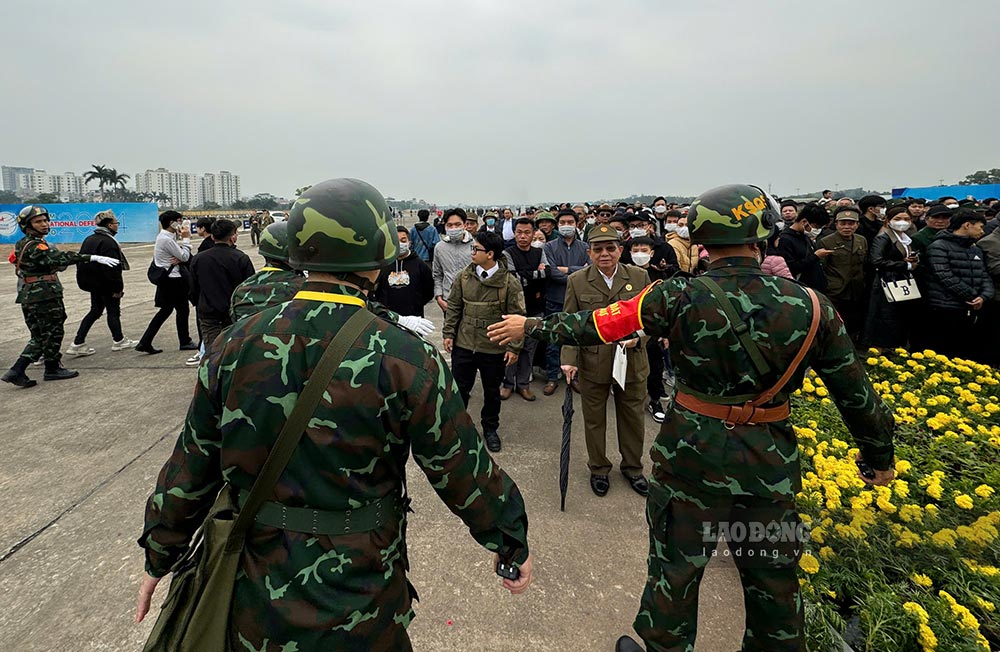 Theo ghi nhan cua Lao Dong, luc luong chuc nang huong dan nguoi dan xep hang vao tham quan trien lam, dam bao an ninh. Khach tham quan duoc nhac nho chinh don trang phuc lich su, khong mang do an va thuc uong vao khu vuc trien lam. 