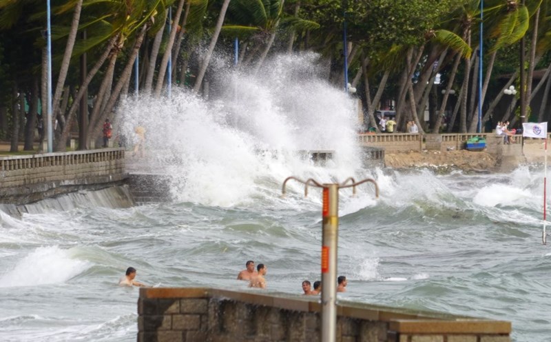 Waves hitting the shore in Ba Ria - Vung Tau in September 2024. Photo: Thanh An