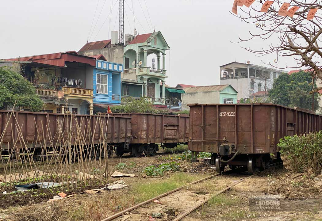 Các toa tàu phía bên trong ga Yên Bái. Ảnh: Trần Bùi