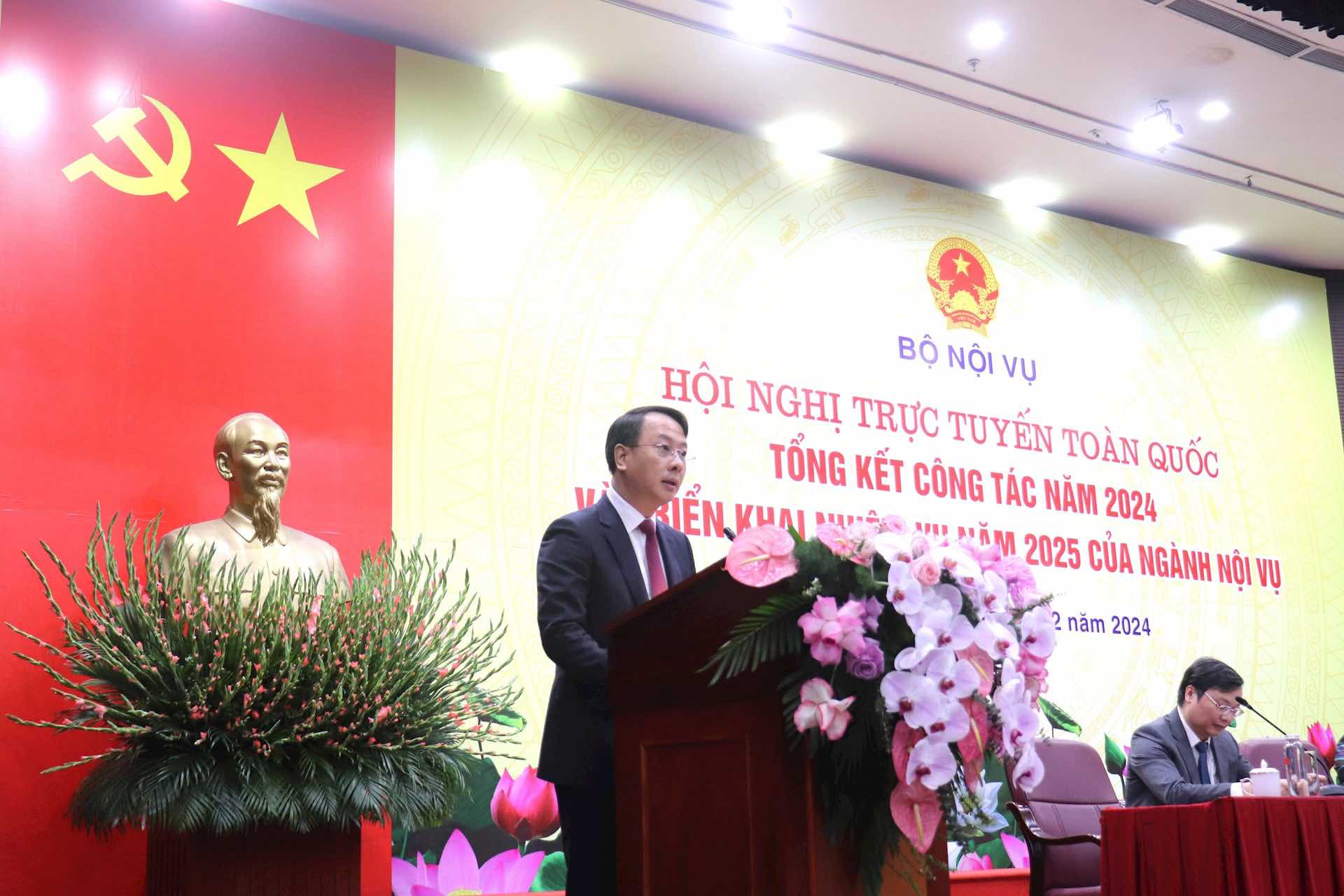 According to Director of Hanoi Department of Home Affairs Tran Dinh Canh, after the reorganization of commune-level administrative units, Hanoi has 831 redundant officials. Photo: Hien Thu