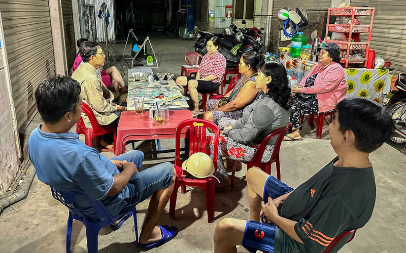 Caught 9 people gambling in a market cage. Photo: Provided by the police