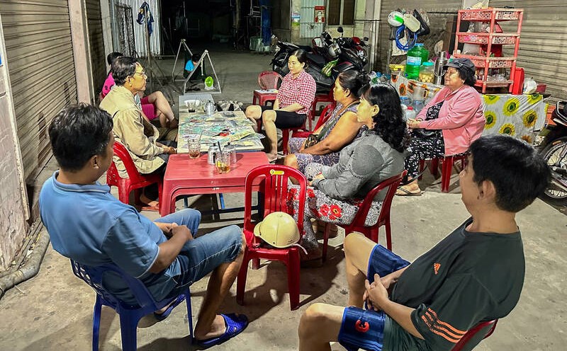 Caught 9 people gambling in a market cage. Photo: Provided by the police