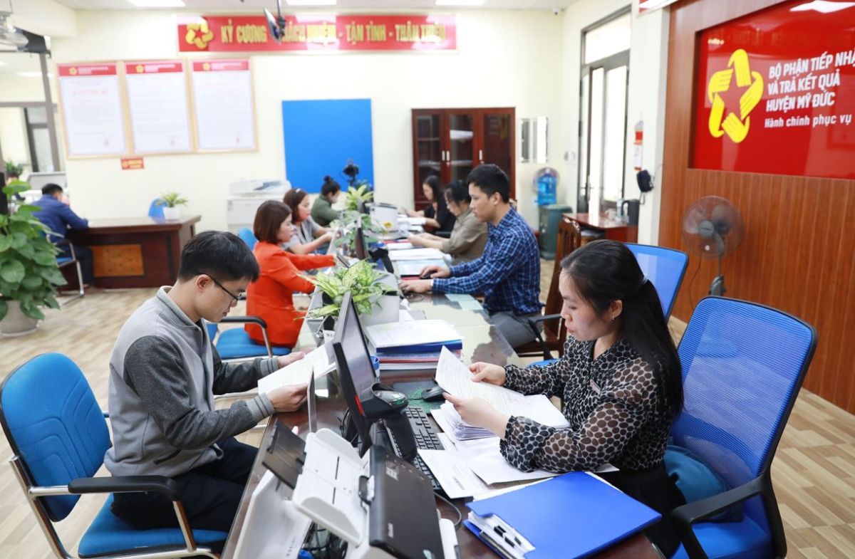Reorganizing specialized agencies under the district People's Committee to streamline the apparatus. Photo: Quang Thai