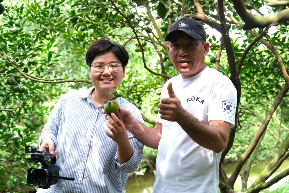 Anh Hien gioi thieu trai cay sach den phong vien bao Lao Dong. Anh: Tung Linh.