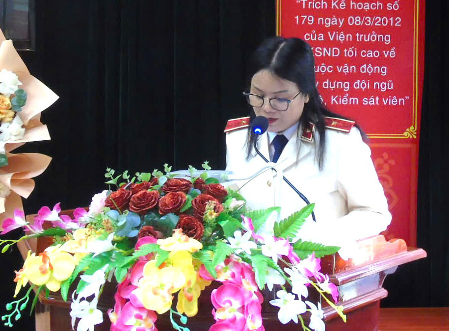 Ms. Nguyen Thi Thuy - new Chief Justice of Bac Kan Provincial People's Procuracy spoke after receiving the appointment decision. Photo: Bac Kan Provincial People's Procuracy