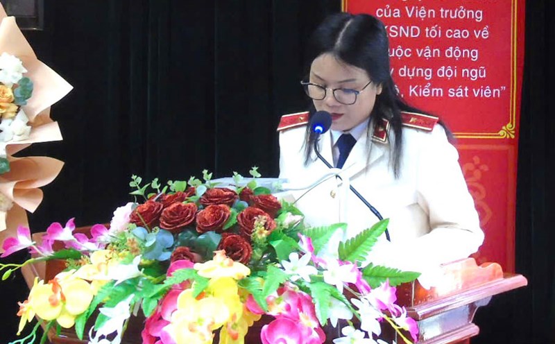Ms. Nguyen Thi Thuy - new Chief Justice of Bac Kan Provincial People's Procuracy spoke after receiving the appointment decision. Photo: Bac Kan Provincial People's Procuracy