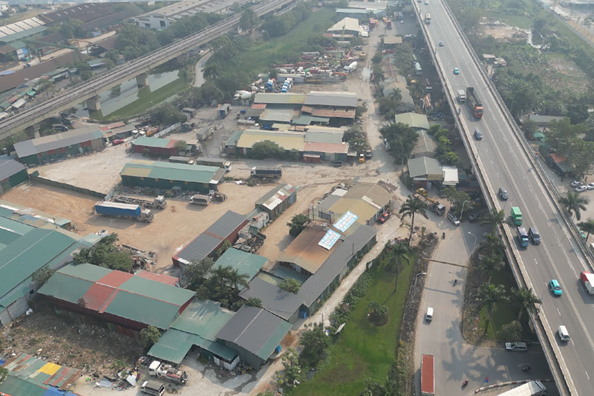 Loat nha xuong, kho bai lan chiem trai phep tai khu vuc gam cau Thang Long. Anh: Nhom PV