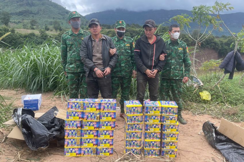 Two suspects were arrested with illegal fireworks. Photo: Manh Hung.