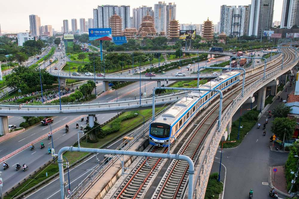  Theo ke hoach, ngay mai 22.12, tuyen metro dau tien cua TPHCM (Ben Thanh - Suoi Tien) se chinh thuc duoc dua vao khai thac thuong mai. Day la cot moc quan trong danh dau buoc chuyen minh cua thanh pho trong viec phat trien he thong giao thong cong cong hien dai.