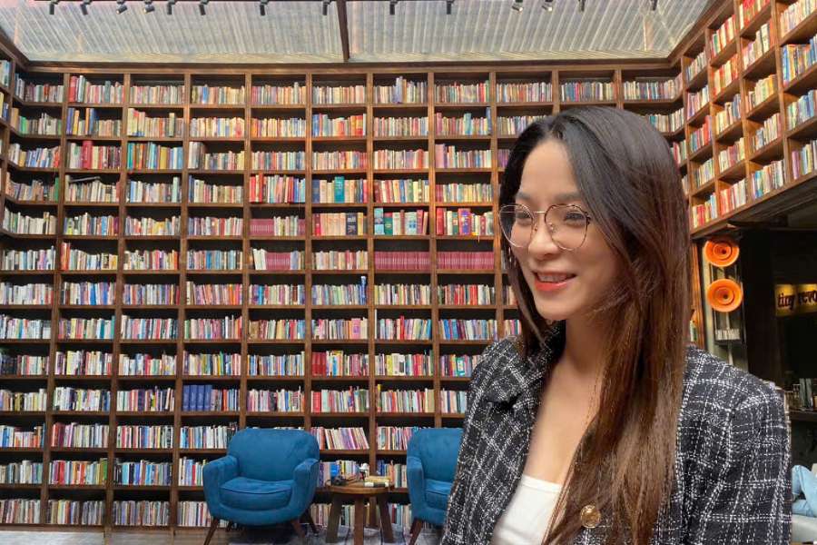 Explore the cafe decorated with 3 tons of books in Hanoi