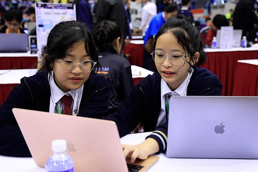 Discovering many young talents from programming contest for students