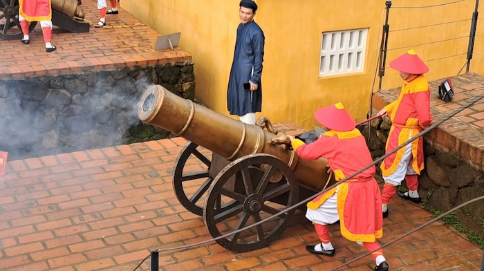 36 cannons were fired to announce the completion of the Hai Van Quan restoration project. Photo: Nguyen Linh