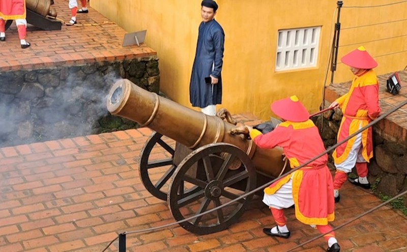 36 cannons were fired to announce the completion of the Hai Van Quan restoration project. Photo: Nguyen Linh