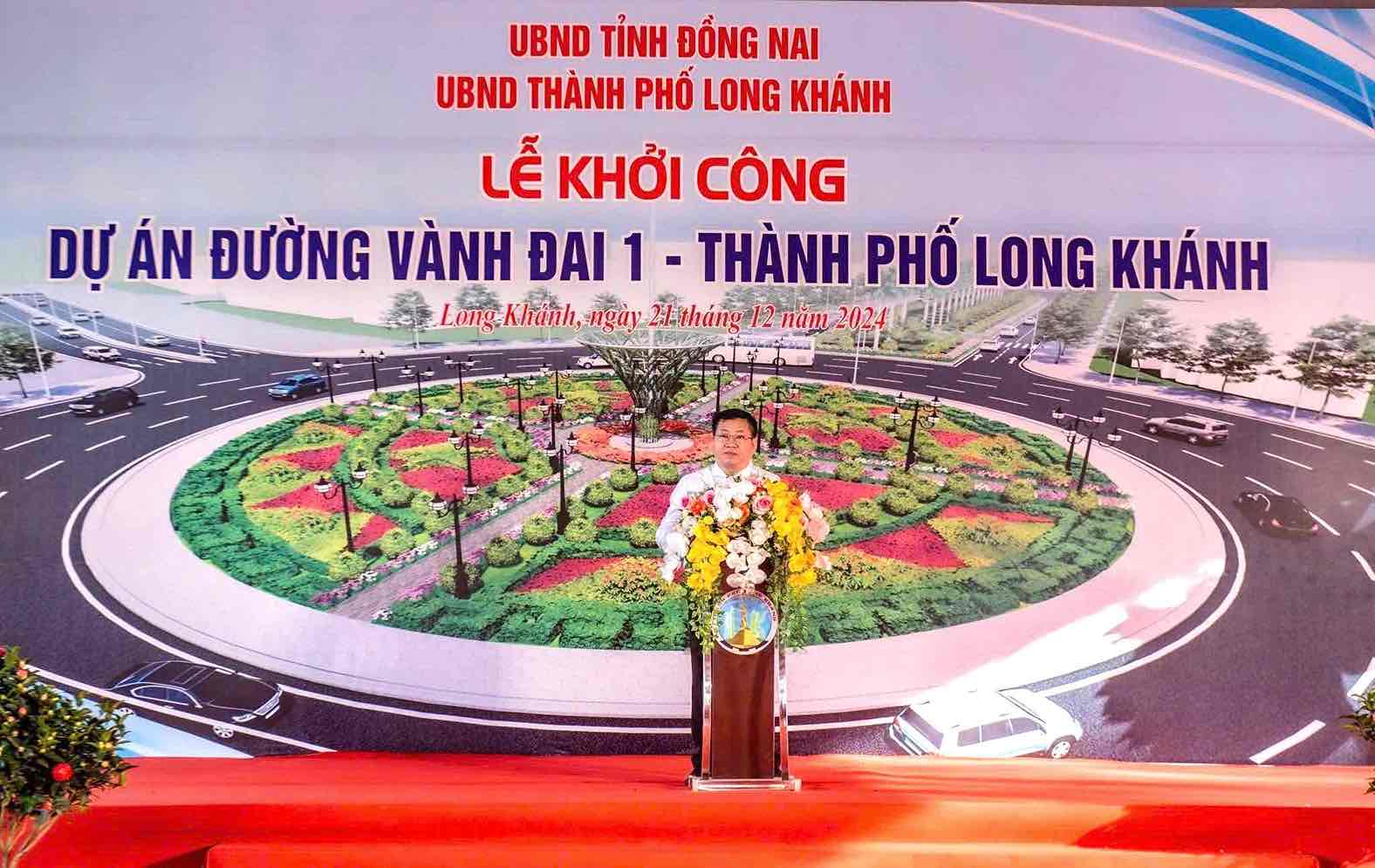 Phó chủ tịch UBND TP Long Khánh Tăng Quốc Lập phát biểu tại lễ khởi công. Ảnh: Bùi Nam