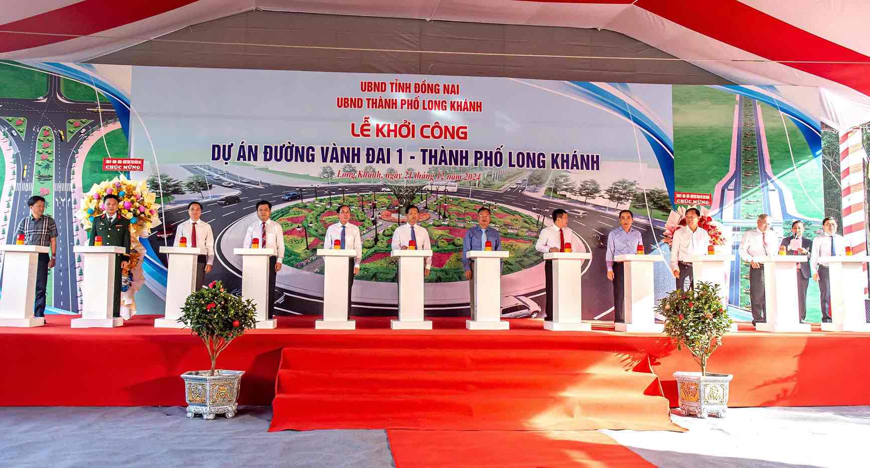 Delegates press the button to start the Ring Road 1 Project - Long Khanh City in Dong Nai. Photo: Bui Nam