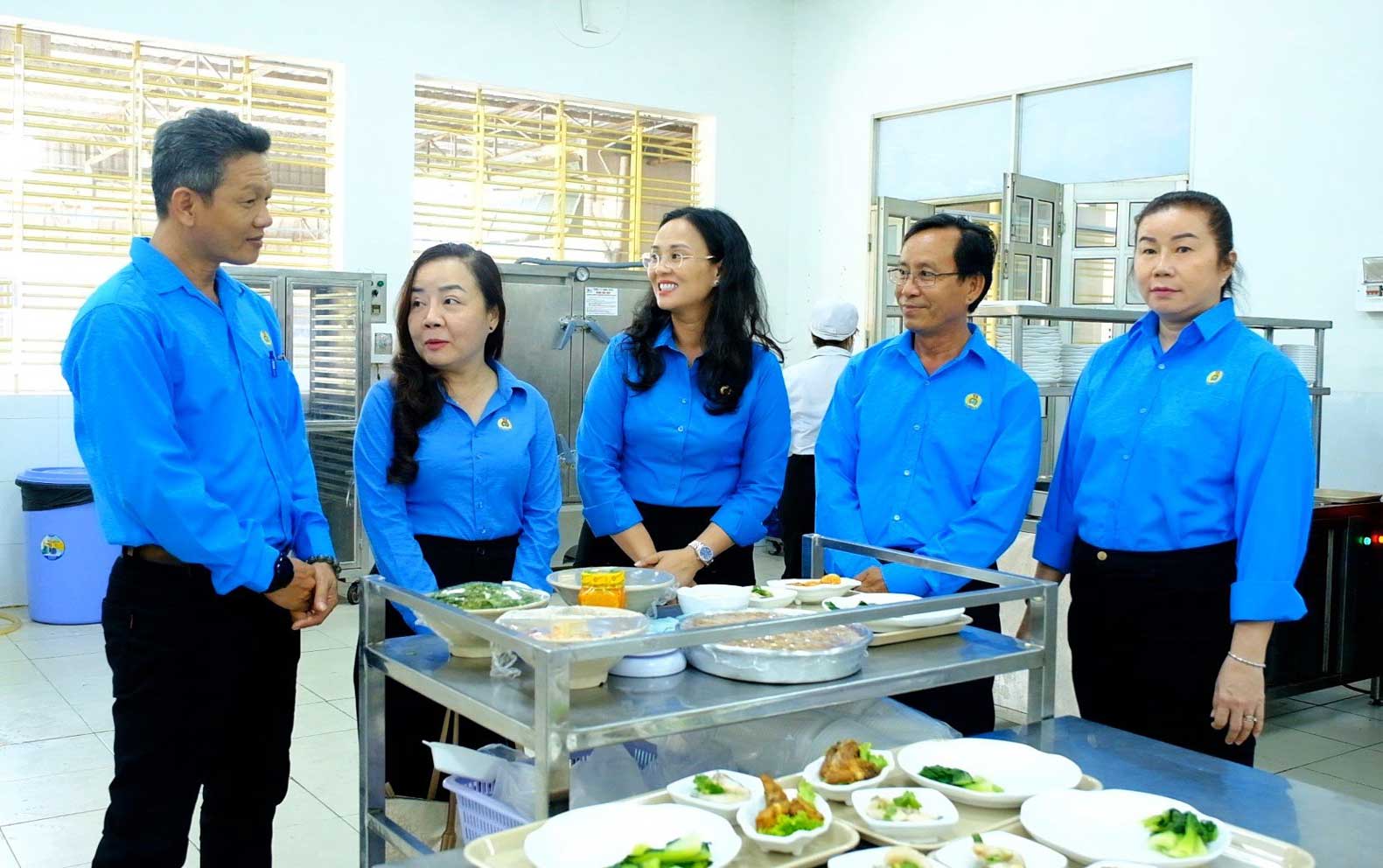 Chairwoman of Can Tho City Labor Federation Le Thi Suong Mai (standing in the middle) discussed with the company's Trade Union about ensuring the quality of shift meals for union members and workers. Photo: My Ly