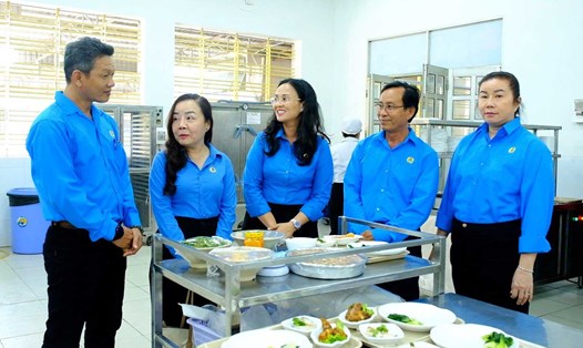 Chủ tịch LĐLĐ TP Cần Thơ Lê Thị Sương Mai (đứng giữa) trao đổi với CĐCS công ty về việc đảm bảo chất lượng bữa ăn ca cho đoàn viên, người lao động. Ảnh: Mỹ Ly