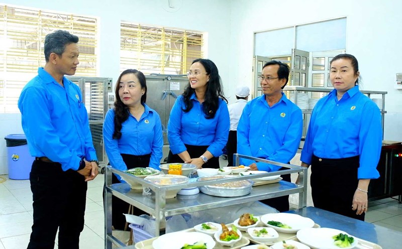 Chairwoman of Can Tho City Labor Federation Le Thi Suong Mai (standing in the middle) discussed with the company's Trade Union about ensuring the quality of shift meals for union members and workers. Photo: My Ly