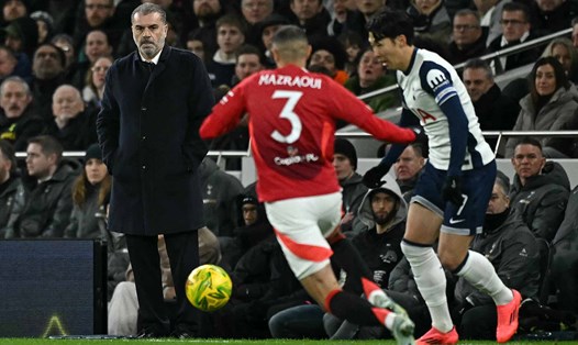 Ange Postecoglou không thể quá vui dù Tottenham vừa thắng Man United để giành vé vào bán kết League Cup. Ảnh: AFP