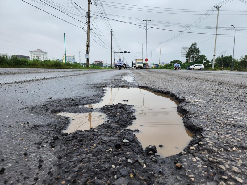 Just a few days after being repaired, many potholes on National Highway 1A, from Quang Ngai City to La Ha Town, have returned to their original state. Photo: Vien Nguyen