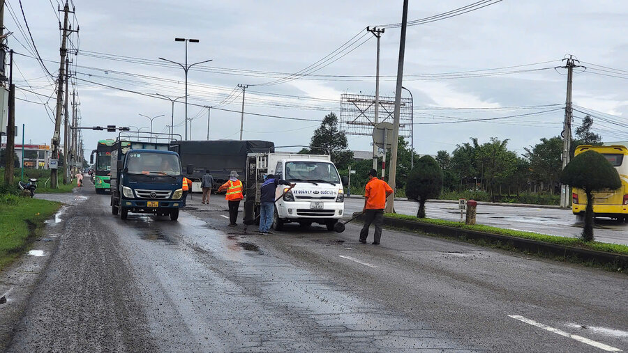 Viec sua duong tren tuyen Quoc lo 1A, doan tu phuong Nghia Chanh, TP Quang Ngai den thi tran La Ha dien ra rat nhanh, nhung khong hieu qua. Anh: Vien Nguyen