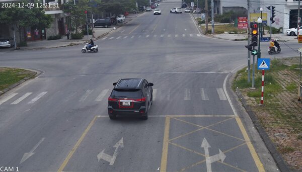 Xe ô tô vượt đèn đỏ tại Ngã 4 Lê Hồng Phong - Lý Tự Trọng, phường Xương Giang, thành phố Bắc Giang. Ảnh: Công an TP Bắc Giang

