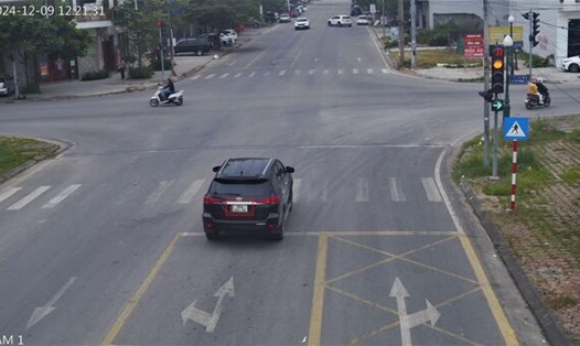 Xe ô tô vượt đèn đỏ tại Ngã 4 Lê Hồng Phong - Lý Tự Trọng, phường Xương Giang, thành phố Bắc Giang. Ảnh: Công an TP Bắc Giang