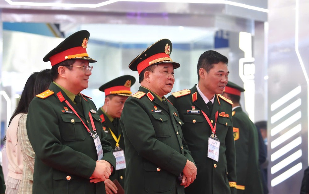 Senior Lieutenant General Hoang Xuan Chien visited and inspected the Vietnam International Defense Exhibition 2024. Photo: Hai Nguyen