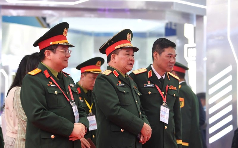 Senior Lieutenant General Hoang Xuan Chien visited and inspected the Vietnam International Defense Exhibition 2024. Photo: Hai Nguyen