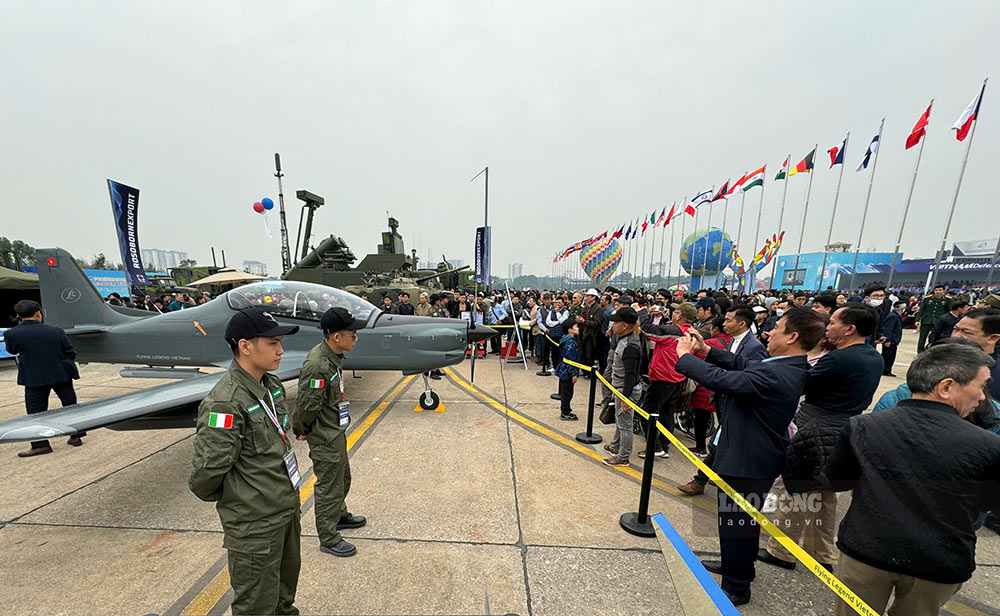 Triển lãm Quốc phòng quốc tế Việt Nam 2024 thu hút đông đảo người dân tới tham quan. Ảnh: Hải Nguyễn