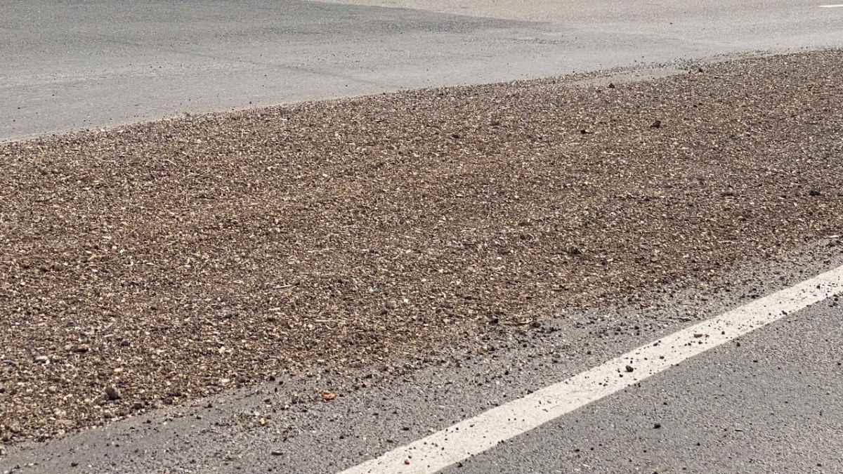 A driver dropped sand and rocks on the road, affecting traffic