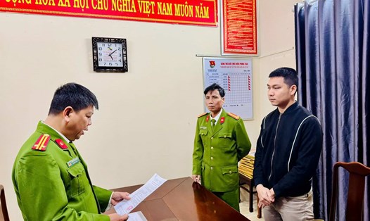 Công an Thừa Thiên Huế đọc lệnh bắt đối tượng lừa đảo. Ảnh: Trần Hồng.