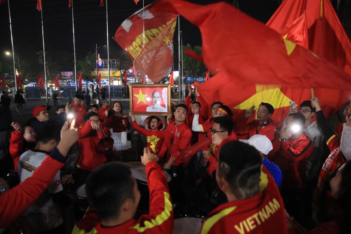 Fans stir up the atmosphere before the match between Vietnam and Myanmar. Photo: Minh Dan