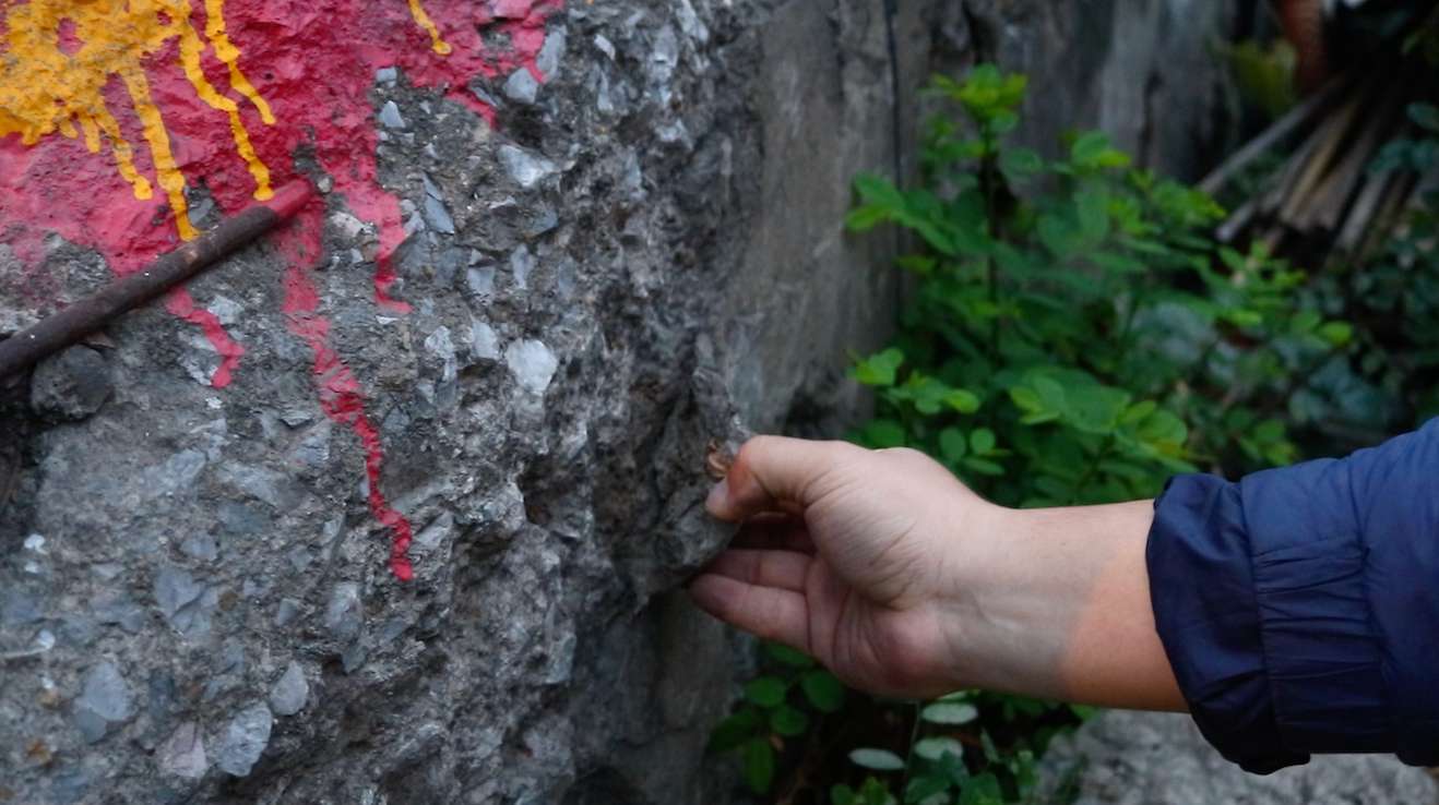 Many concrete sections of bridges in Hanoi can be peeled off by hand.