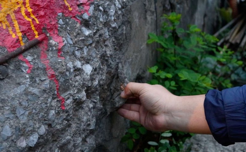 Many concrete sections of bridges in Hanoi can be peeled off by hand.