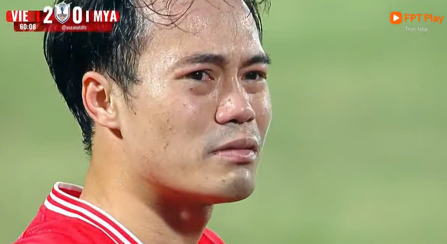 Striker Van Toan burst into tears after being injured in the match between Vietnam and Myanmar. Photo cut from video