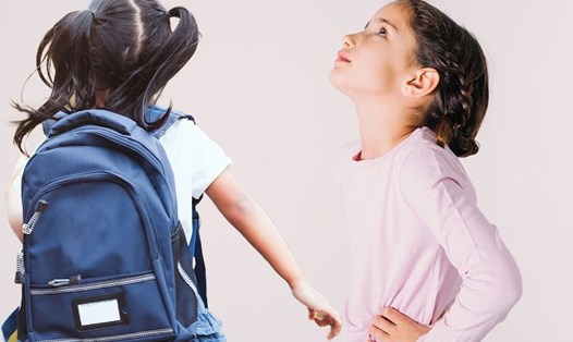 Nguy cơ vẹo cột sống khi con bạn đeo ba lô quá nặng. Đồ hoạ: Thiện Nhân