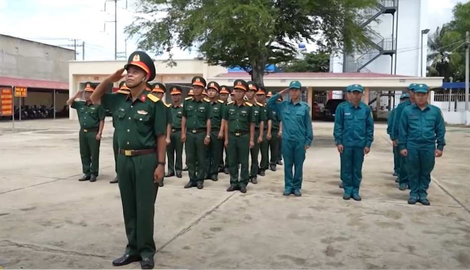 Những người lính tự hào với truyền thống nhiều đời làm quân nhân nhưng vẫn tự phấn đấu, vươn lên trong quân ngũ bằng chính thực lực của mình. Ảnh: Cắt từ video