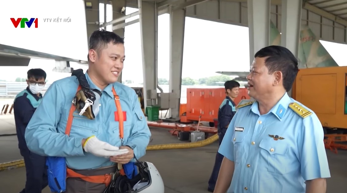 Đại tá Nguyễn Ngọc Hiển vừa là bố, vừa là thầy của hai phi công trẻ tài năng. Ảnh: Cắt từ video